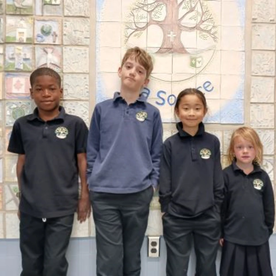 élèves de l'école souriants avec leur uniforme