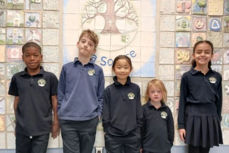 élèves de l'école souriants avec leur uniforme