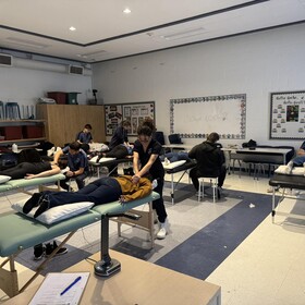 Dans le cadre de notre activité bien-être du personnel, des étudiantes et étudiants de Trios College sont venus offrir de superbes massages à notre formidable équipe scolaire.