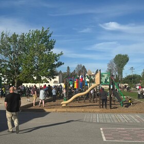 Fête champêtre dans la cour d'école